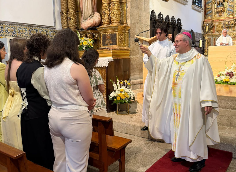 Celebração do Crisma em Almacave